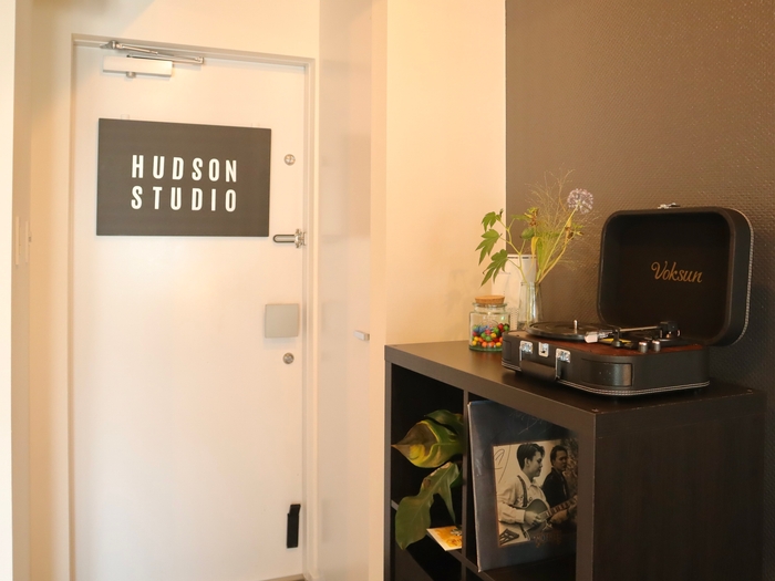 NYの空気を感じるエントランス。音楽とアートに囲まれた上質な空間で、ネイルだけでなく心も癒されるひとときを