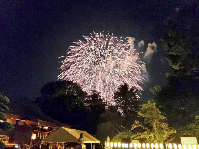 お盆の夜空を彩る慰霊花火1