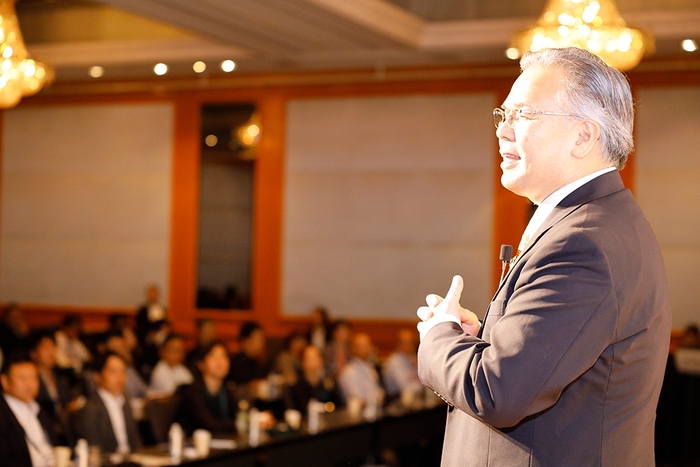 主催のシンフォニーマーケティング代表 庭山 一郎