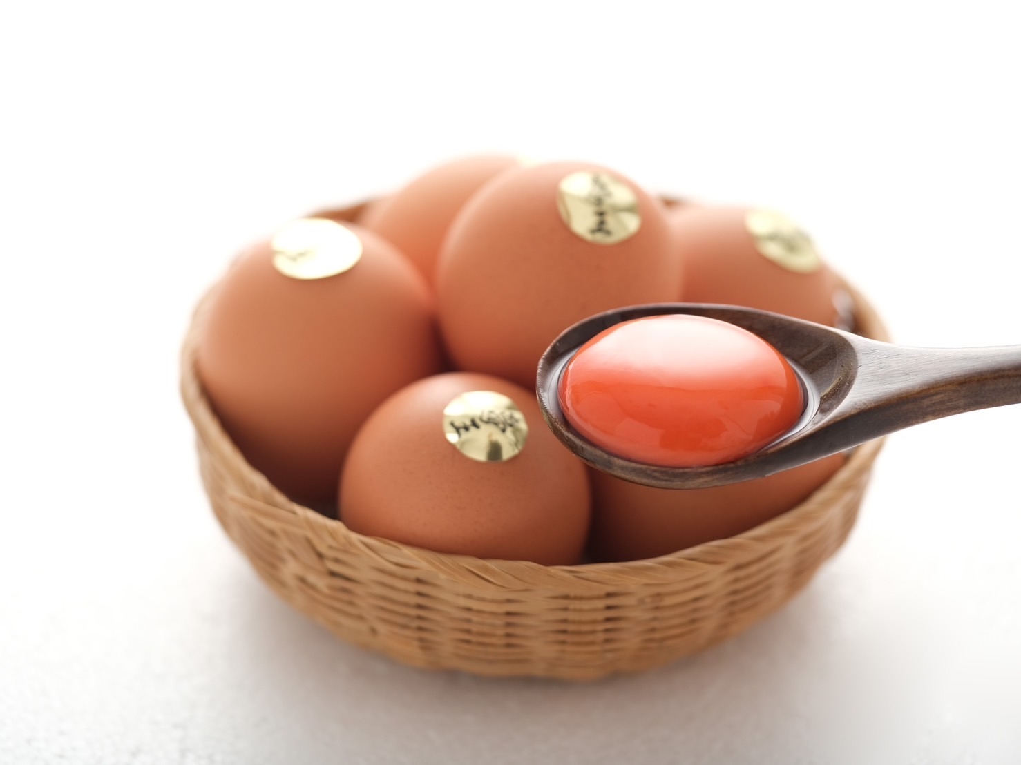 紅に近い色合いの鮮やかな卵黄