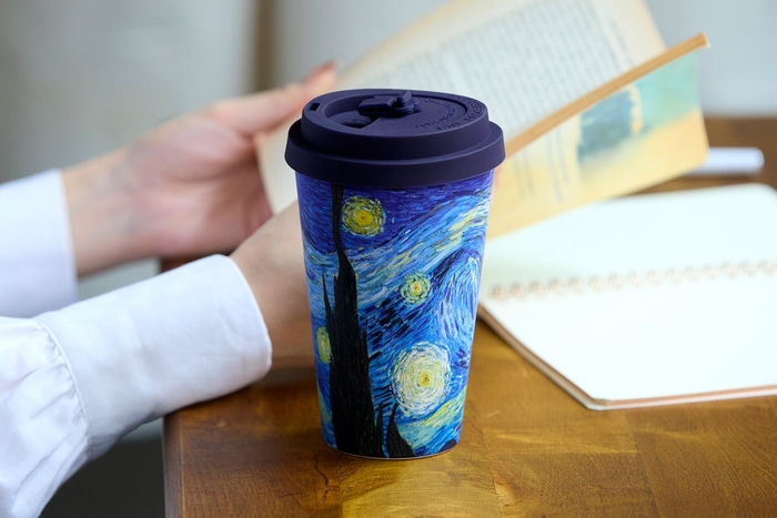 スリーブを外すと、縦に伸びる糸杉や夜空の星々がより一層存在感を放ちます。