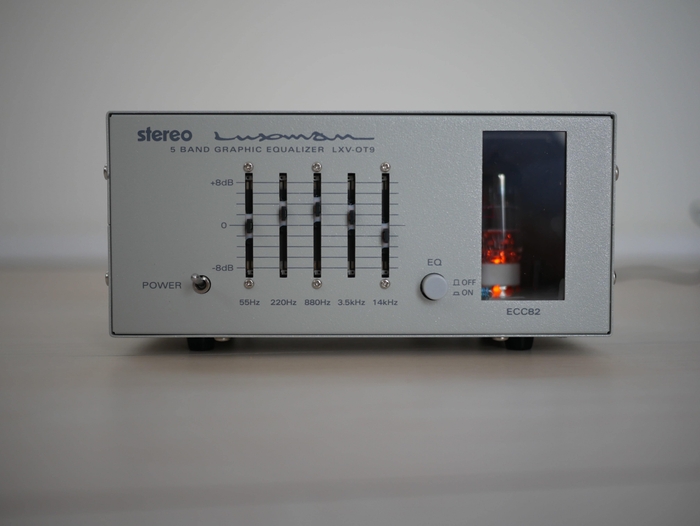 5バンド(55Hz/220Hz/880Hz/3.5kHz/14kHz)を±8dBの範囲で調整可能。イコライザーのオン/オフ切替スイッチつき。グライコがオフの状態では、30kHzまでほぼフラット。真空管が倍音を与えるハーモナイザー効果が得られ、オン/オフで即座に元の音と聴き比べができます。