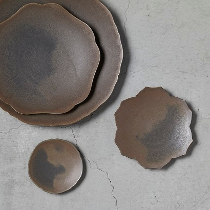 土 マットな質感にチタンの結晶がきらめく重厚な雰囲気の器です。