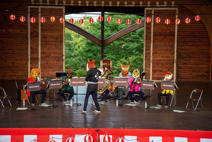 法被姿で演奏するズーラシアンブラス