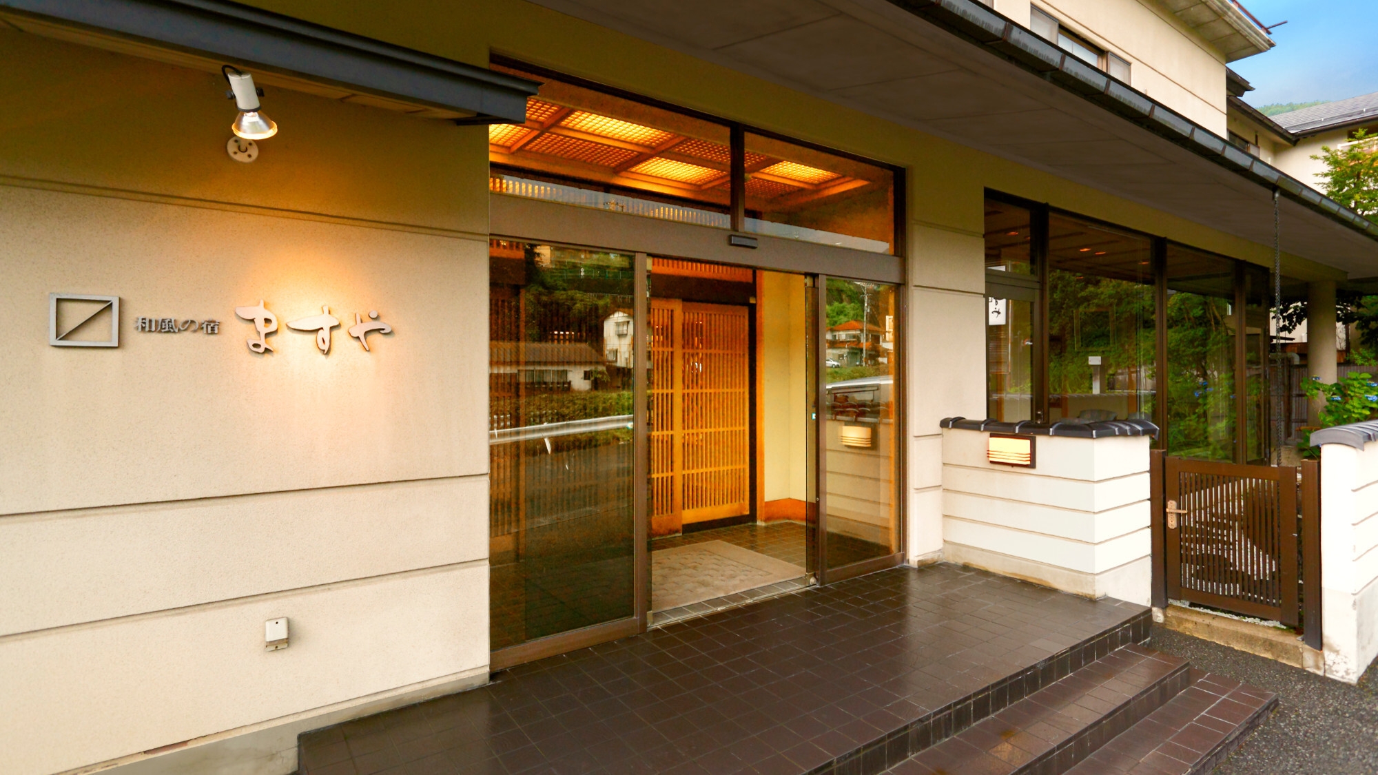 湯田中温泉街の一角にある、100%天然温泉掛け流しの宿 『和風の宿 ますや』