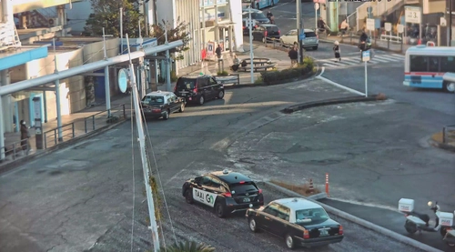 JR逗子駅タクシー乗り場でモニタリングシステムを 12月9日午前9時から運用を開始します。