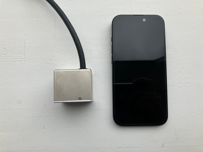 サイズ比較(右は6.12インチスマートホン)