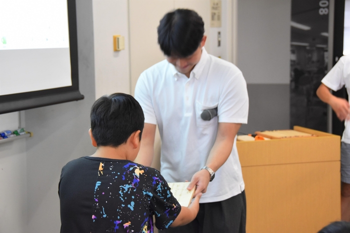 ポイント賞のチームに賞状を授与