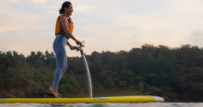 一人乗りの足漕ぎSUP