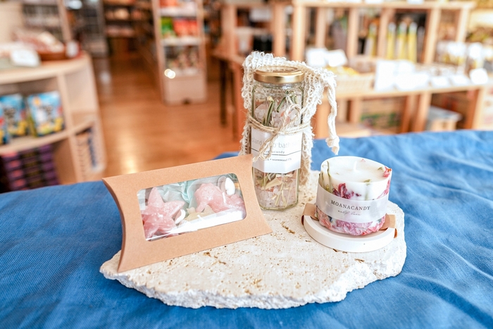 渡嘉敷島の植物を使用したハンドメイドのキャンドルとバスソルト