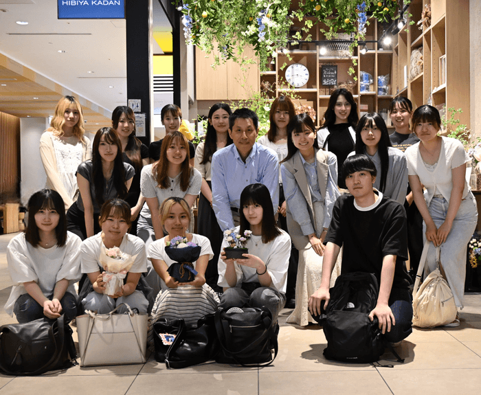 山岡隆志教授とゼミ生ら