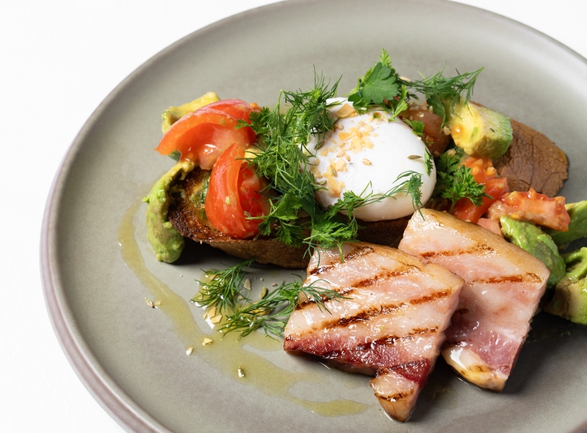 メインディッシュ「アボカドとポーチドエッグのタルティーヌ」