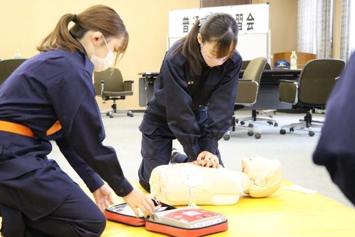 令和4年(2022年)に実施した学生消防団対象の「普通救命講習会」の様子