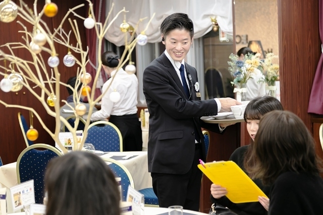 本番接客 しっかり笑顔で