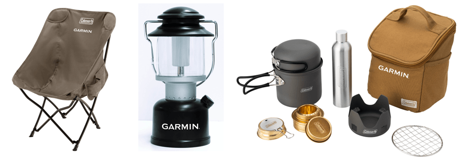 左から、Garminロゴ入りオリジナルチェア、オリジナルランタン、オリジナルクッカーセット