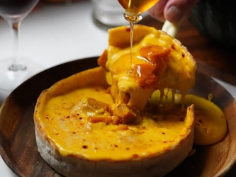 【秋限定“背徳グルメ”が新宿に登場】 濃厚チーズとかぼちゃがとろける「パンプキンシカゴピザ」