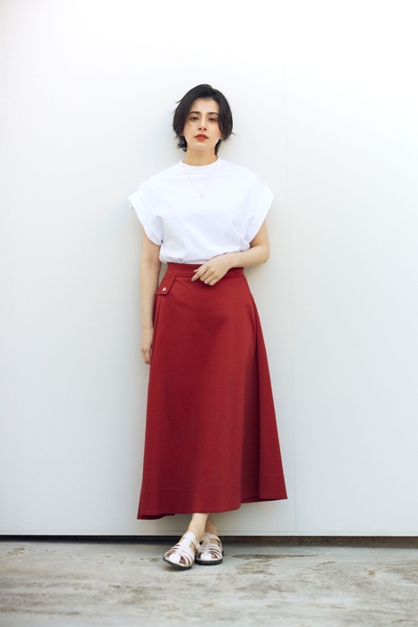 T シャツ ¥3,289 スカート ¥8,250 サンダル ¥7,689(税込)