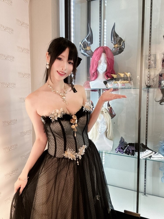 個展ではオリジナルのキャラクターについて自ら紹介。(写真提供:ハネアメ)