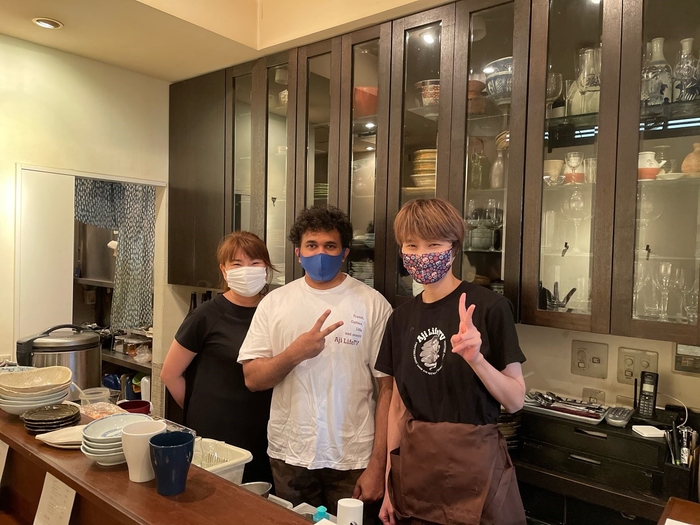 (右)店主の原さん(中央)Ajicoさん(左)勤務先の上司さん