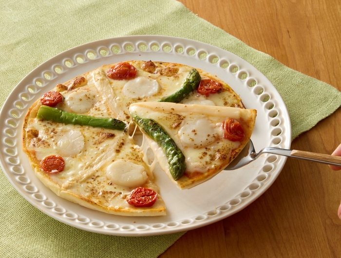 八雲イタリアン ピアット「天然ホタテとホワイト&グリーンアスパラ・カチョカヴァロチーズステーキピッツァ」