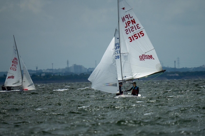 ヨットを走らせる