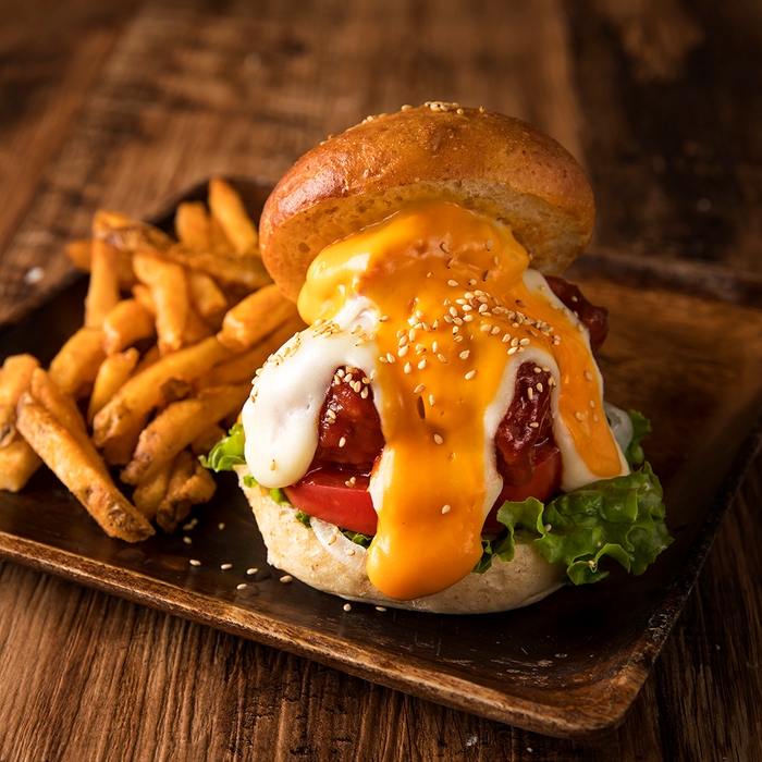 ヤンニョムチキン チーズバーガー 900円(税込990円)