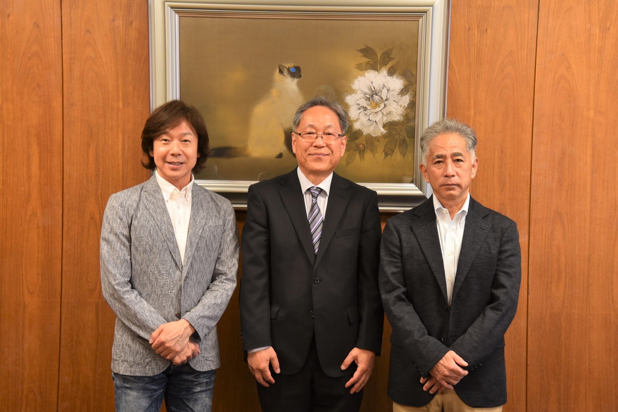 野口学長(中央)、梅田教授(右)と