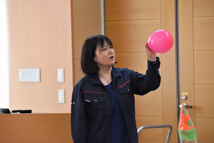 風船を使って反動を説明する宮田准教授
