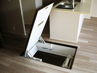 【納入事例レポート】あ、ここにも杉田エース！Vol.194新築ファミリーマンションに28個の床下開口ハッチとアルミ製床下昇降ステップを納入しました。なんと2畳もある床下収納スペースは「蔵」と呼ばれており人気です。