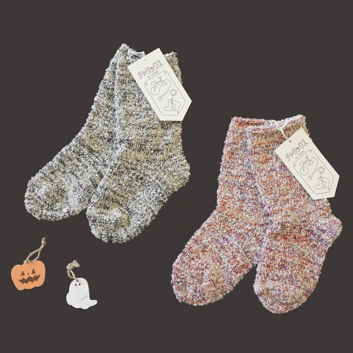 ヒラヒラと輝くホワイトラメの“きらきらスラリットヤーン”