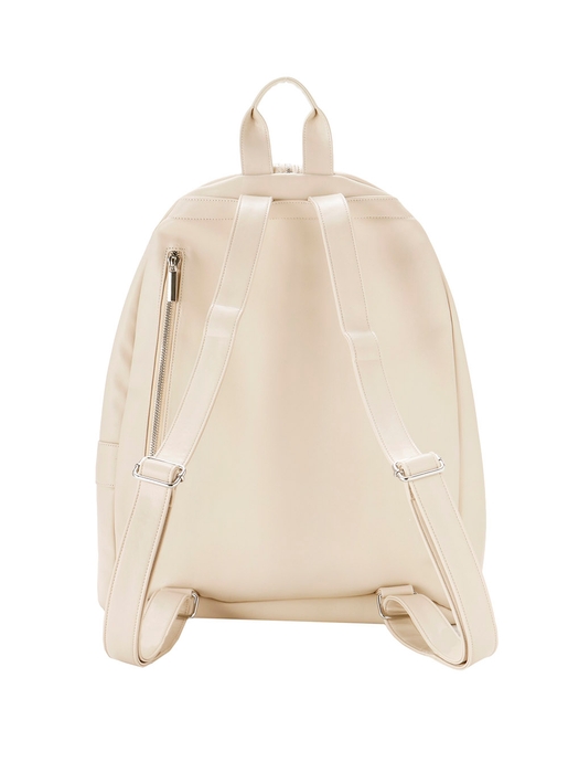 背面にも貴重品をしのばせられるポケットあり