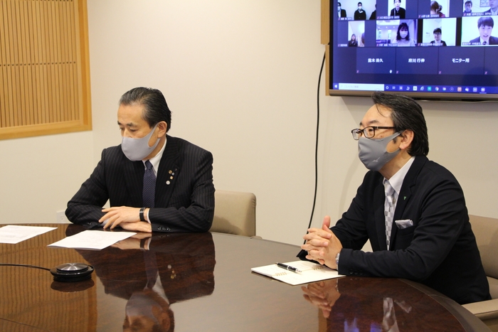 オンラインオープンキャンパスに参加する鈴木悌介副社長(左)と井上一理事(右)