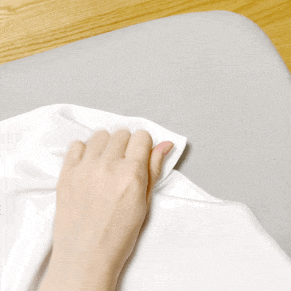 シワだらけでも水を吹きかけるだけで、元通り。【画像を開くとGIF動画が再生されます。】