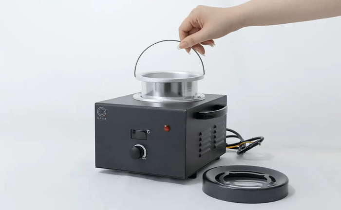 ろう溶器(ろうカップを取り出す)