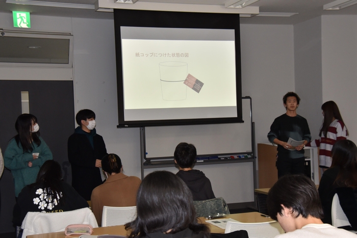 「+α」案を発表する学生たち