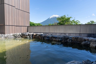 羊蹄山を望む絶景露天風呂とサウナを備えた「ゆころ温泉」　 2025年9月8日ニセコひらふにプレオープン！ 株式会社中山眞琴アーキテクツ設計による 高級感あふれる公衆温泉が誕生