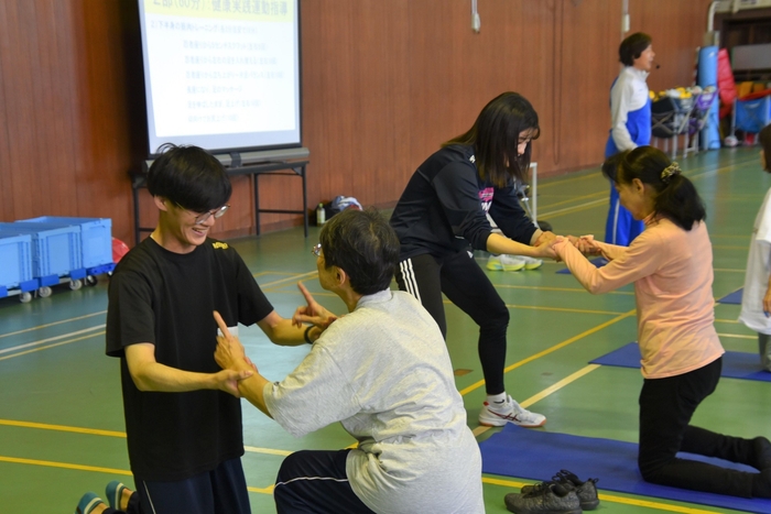 学生が一般受講者をサポート