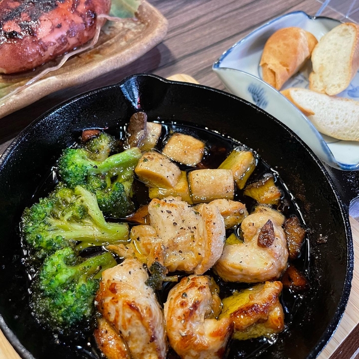 「鶏アヒージョ」に「うまい棒」をひたすとまた旨い!