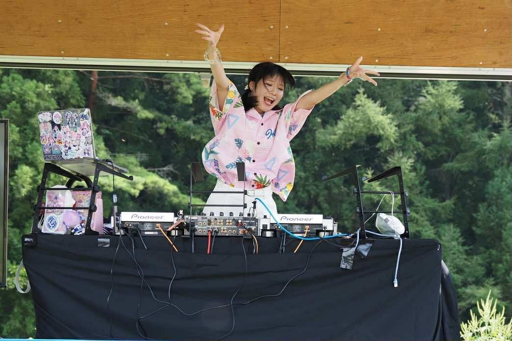 標高1,000mの高原にアニソンが響きます