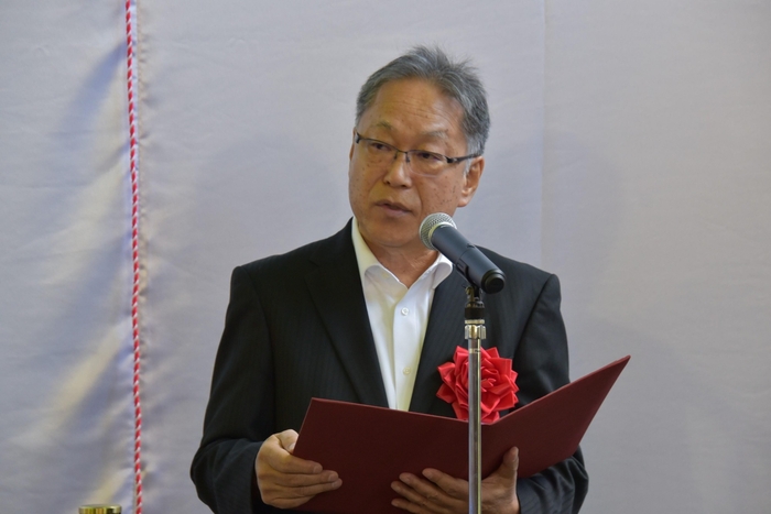 あいさつする野口学長