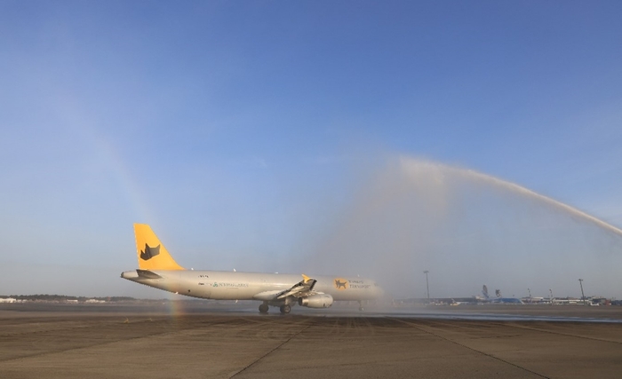 <就航記念セレモニーでのウォーター・サルートの様子:成田空港>