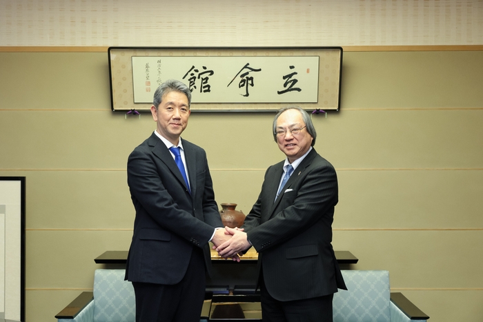 矢野正也(写真左)、仲谷善雄(写真右)