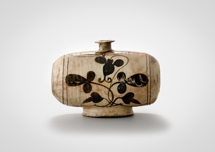 「粉青刷毛目鉄絵草花文俵壺」朝鮮時代(15世紀後半―16世紀前半) 日本民藝館所蔵