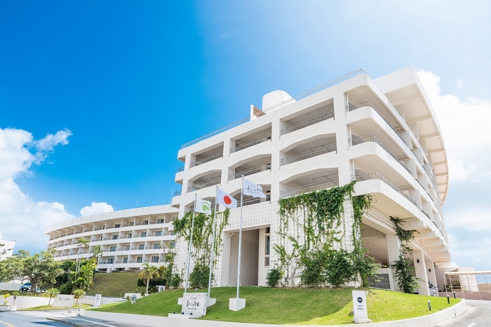 東シナ海と太平洋を一望できる北中城村の丘の上