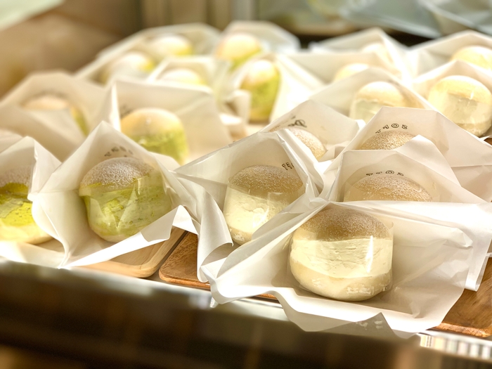 (左)ピスタチオマリトッツォ (右)プレミアムミルクマリトッツォ