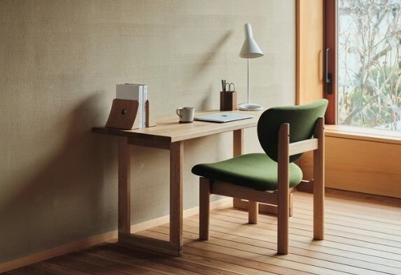 低座椅子とデスク
