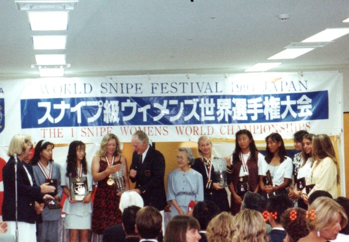 第１回大会の表彰式。左から２番目が森コーチ