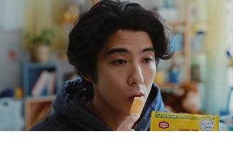 ①リビングでくつろぐ賀来さん