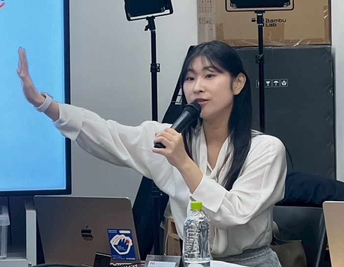 講演する株式会社SISTERS 代表取締役の鈴木彩衣音さん