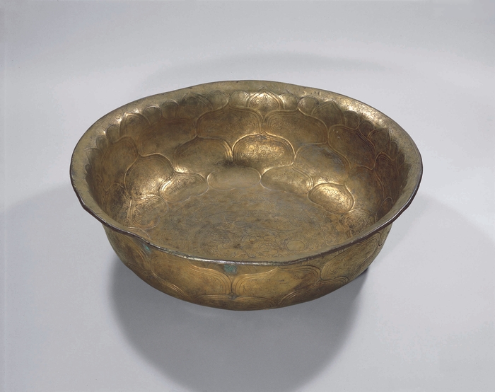 鍍金龍魚文大銀盤（ときんりゅうぎょもんだいぎんばん）